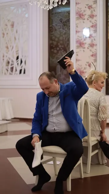 Zabawa weselna na parkiecie, gość rzuca butem