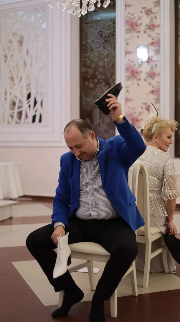 Zabawa weselna z butami na krześle