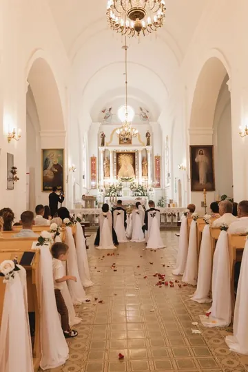 Ceremonia ślubna w kościele widziana z nawy głównej