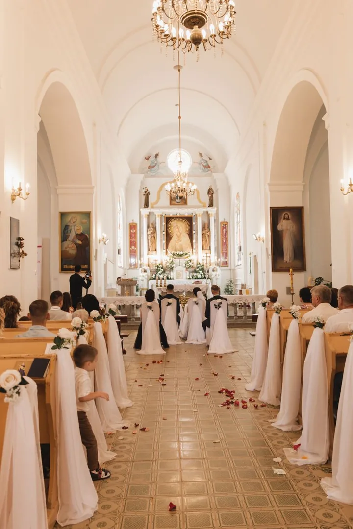 Ceremonia ślubna w kościele, widok na nawę